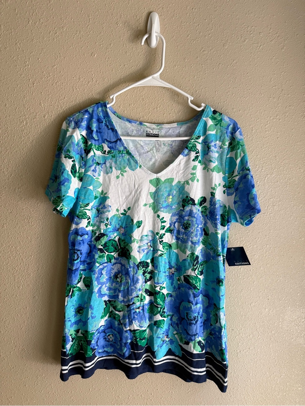 Basic Editions NWT Women’s Short Sleeve V Neck Floral Graphic Tee M